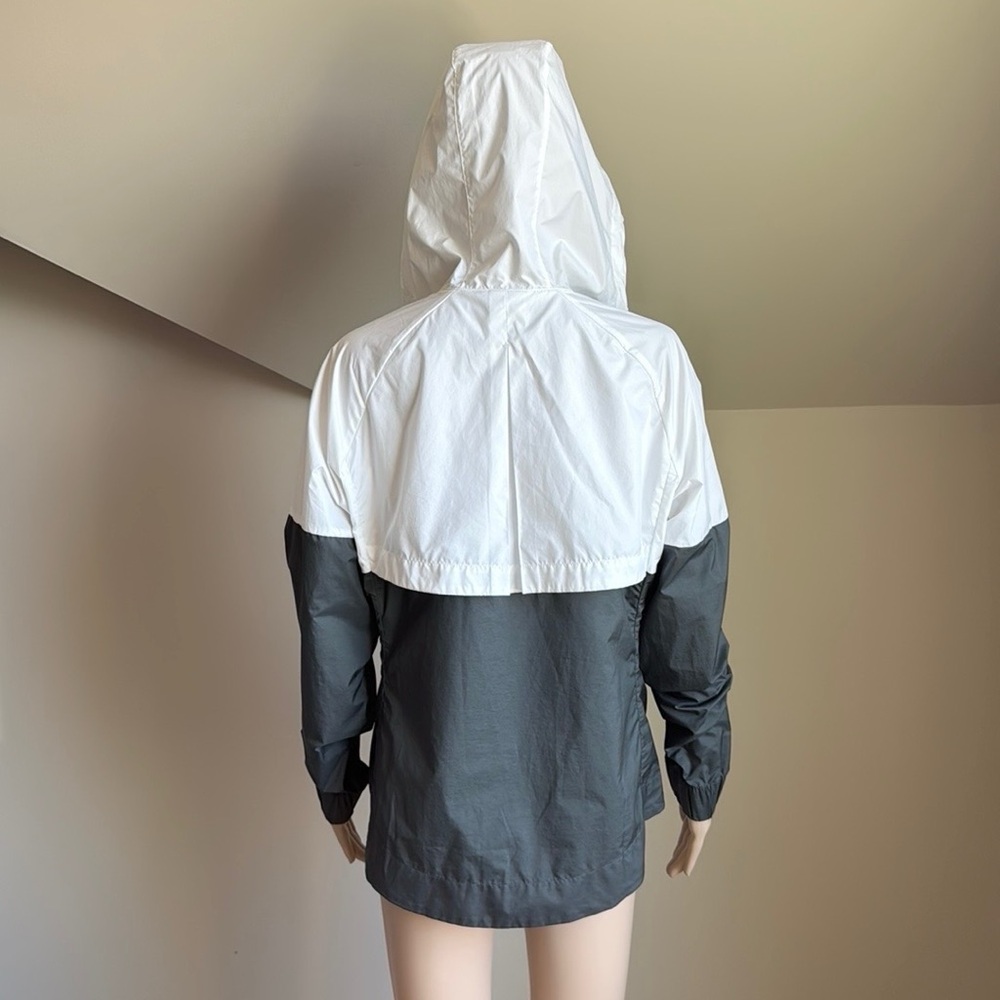 Nike Women's Windbreaker Jacket - Picture 3 of 6